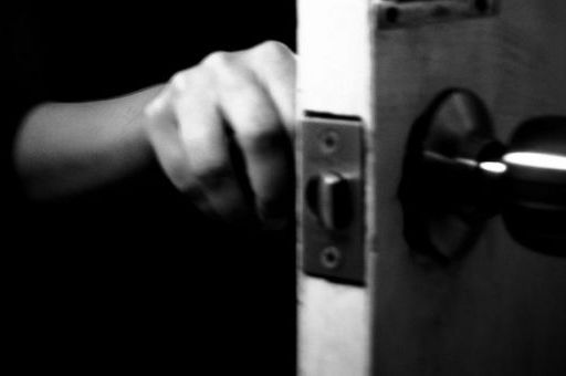 Lestenē vīrietis pārkāpj aizliegumu tuvoties kādām mājām