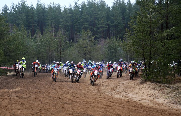 Ķesterciemā sezonu ar vērienu atklāj motobraucēji /FOTO/