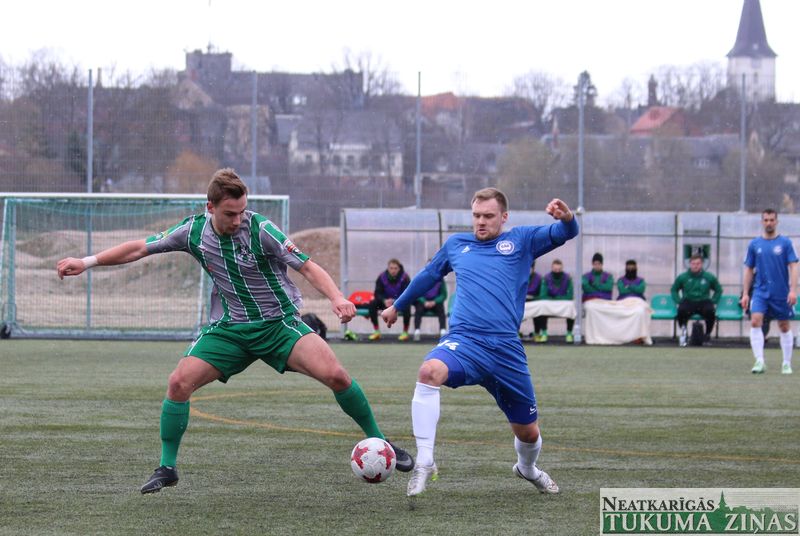 1. līgas futbola spēles sākušās