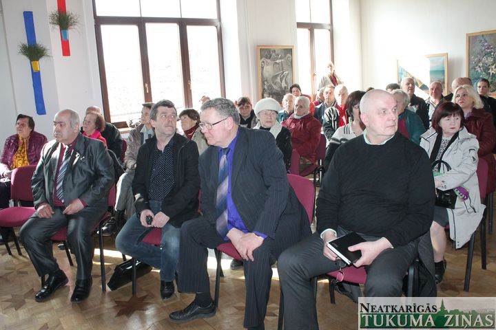 Kandavas iedzīvotāju sapulcē – daudz jautājumu un sašutuma