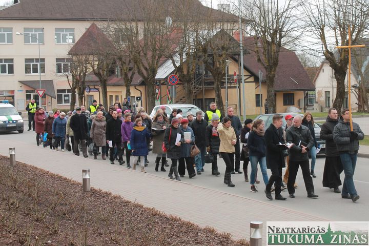 Tukuma katoļu un baptistu draudzes vienojas Krusta ceļā