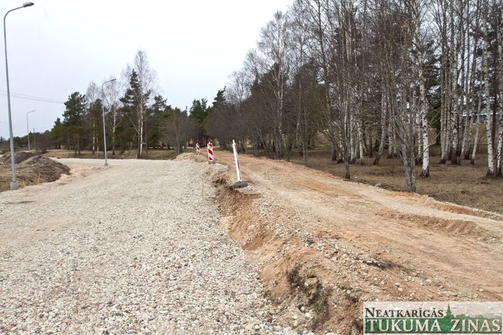 Nozāģēti pīlādžkoki pie represēto piemiņas vietas Tukumā