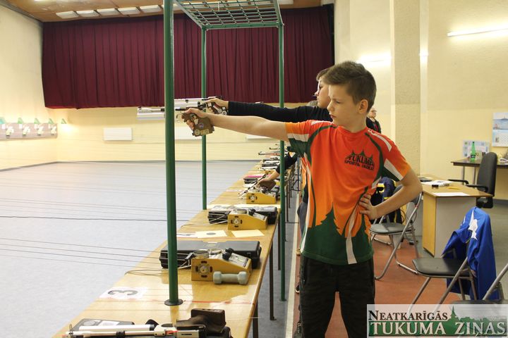 Tukumā norisinās Latvijas čempionāts vidējā vecuma šāvējiem /FOTO/
