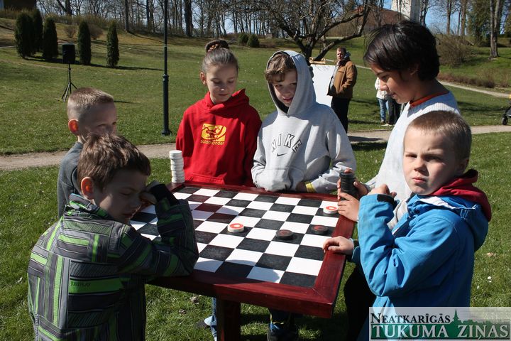 Latvijas atjaunotās neatkarības svētki Kandavā /FOTO/