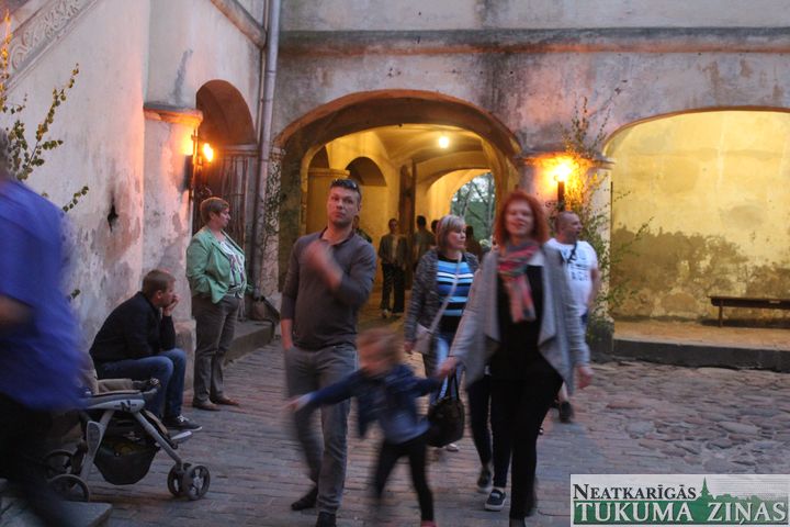 Muzeju nakts Jaunpilī priecē ar ugunsšovu /FOTO/