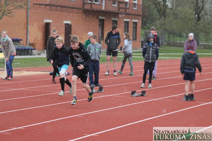 Tukumā skolēni aizvada Olimpiskās dienas vieglatlētikā /FOTO/