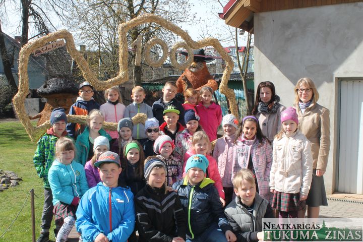 Latviju neatkarības atjaunošanas dienā sveic arī «Salmu darbnīca»