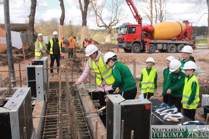 Tukuma 3. pamatskolas topošās sporta zāles pamatos iebūvēta kapsula /FOTO/