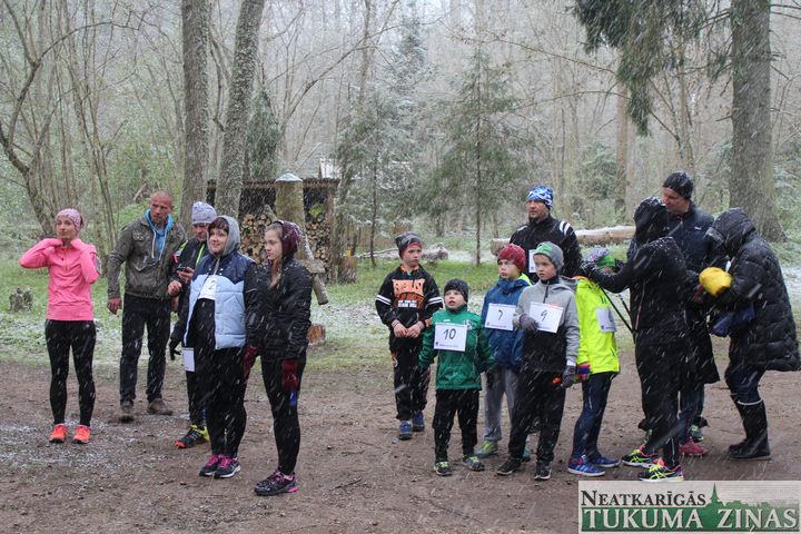 Jaunpils Kartavkalnu apļu 1. kārta – maija sniegā /FOTO/