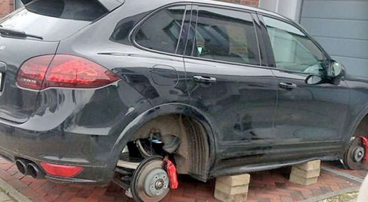 Apšuciemā automašīnai noskrūvēti un nozagti visi četri riteņi