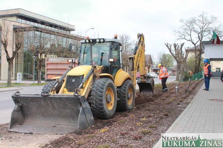 Pie Tukuma domes sākta ziemā plīsušās siltumtrases nomaiņa