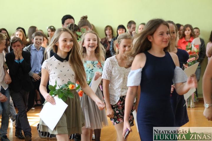 Jaunpilī sveikti skolēni ar visaugstākajiem sasniegumiem mācībās /FOTO/