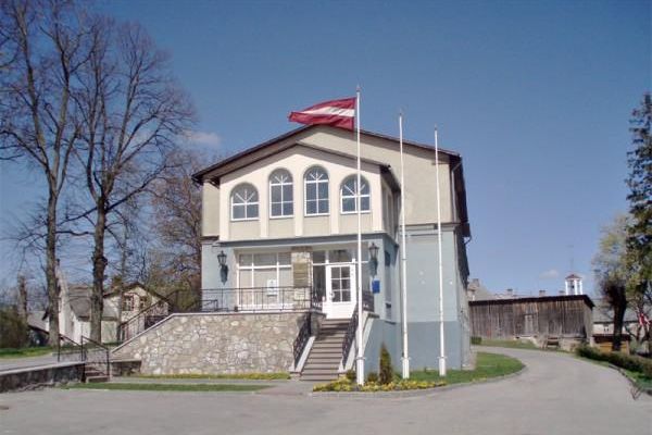 Kandavā atsakās no mandāta un pamet amatu