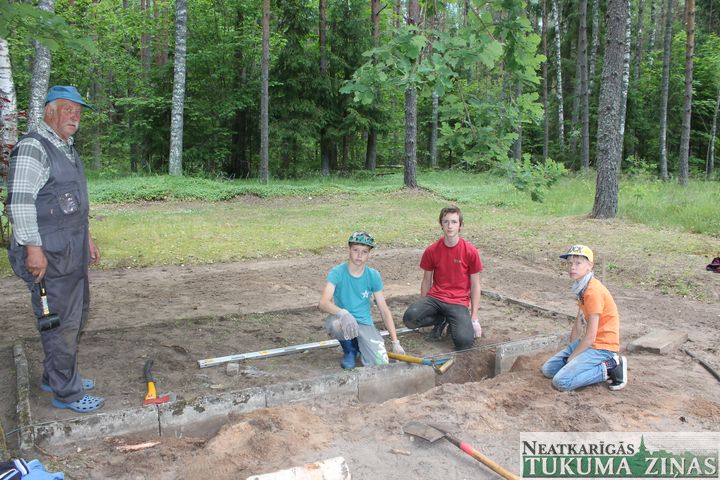 Jaunieši sakopj piemiņas vietas