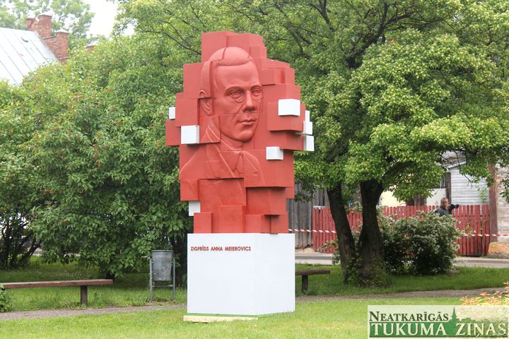 Meierovica pieminekļa maketu vērtē dabā