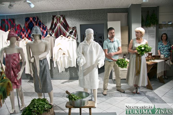 Tukuma audēju darbnīcā izstāde «Pirtīžas» /FOTO/