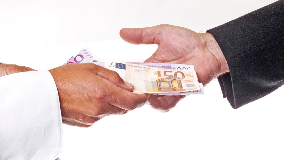 Ātruma pārkāpējs mēģina piekukuļot policijas darbinieku