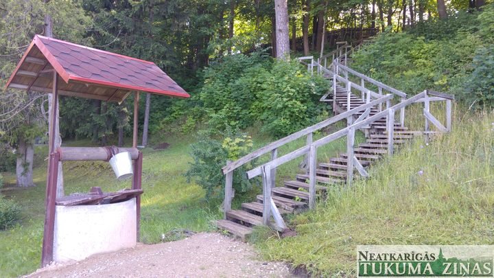 Tukuma Meža kapu kāpnes sola salabot