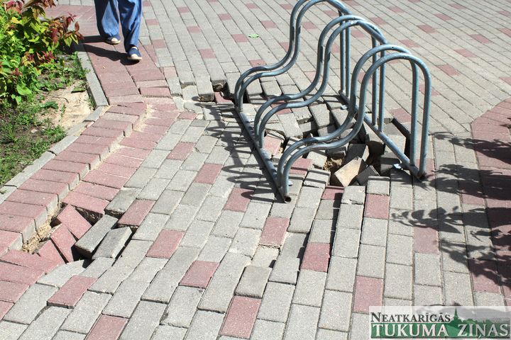 Pāris mēnešu laikā atkārtoti iebrucis gājēju celiņš pie «Rimi» veikala Tukumā
