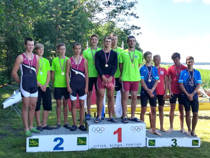 Tukumniekiem medaļas Latvijas airēšanas čempionātā