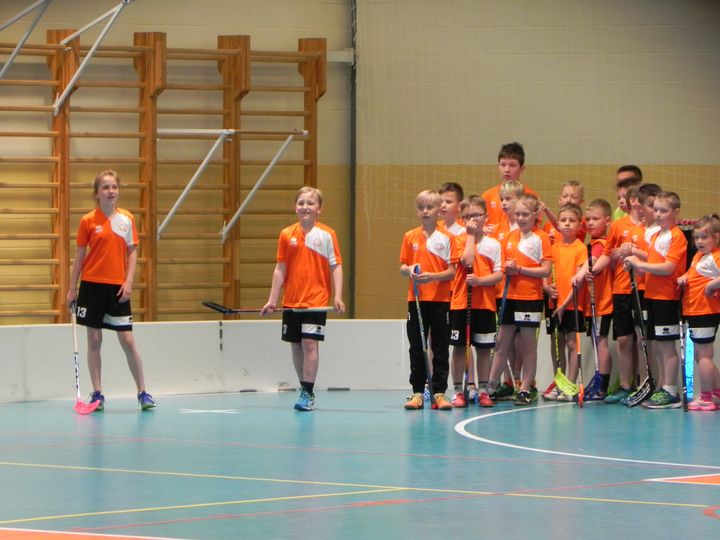 Mazie florbolisti izaicina vecākus