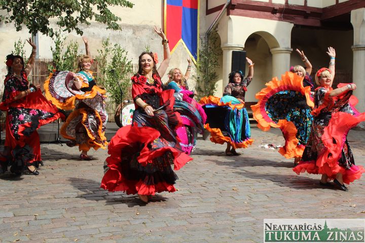 Krogus lustes Jaunpilī /FOTO/