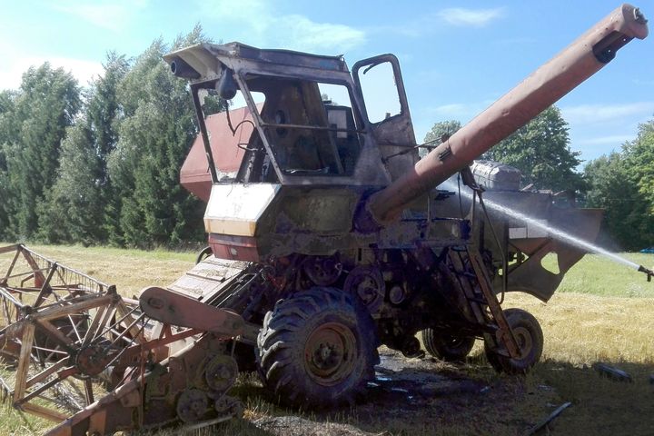 Degolē dedzis kombains, Lestenē – vieglā automašīna