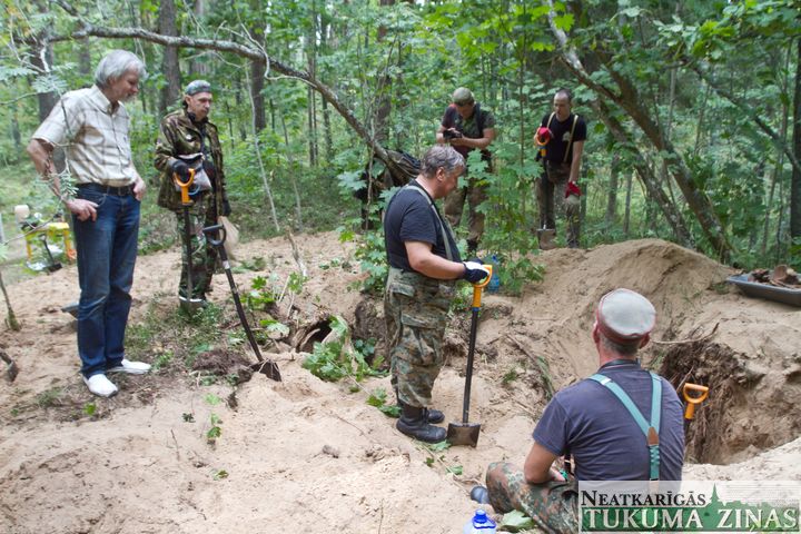 Karā kritušo karavīru pārapbedīšanas ekspedīcija Čaukciemā /FOTO/