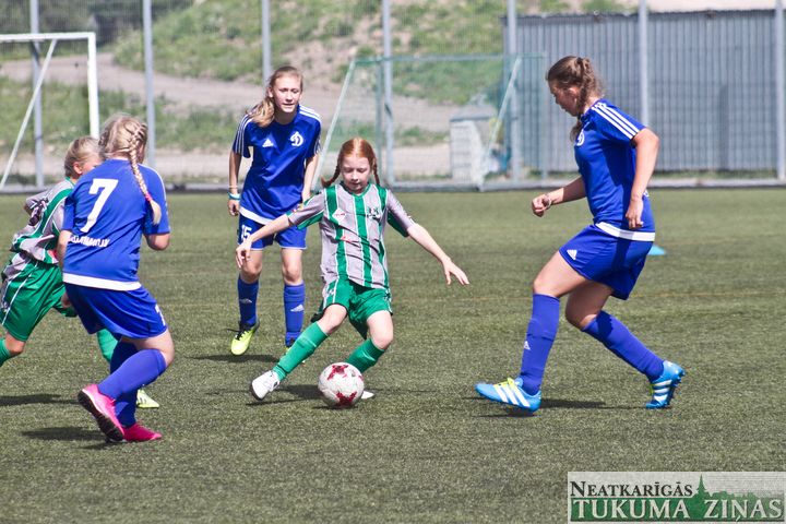 Latvijas «U-12» meiteņu futbola čempionāts Tukumā /FOTO/