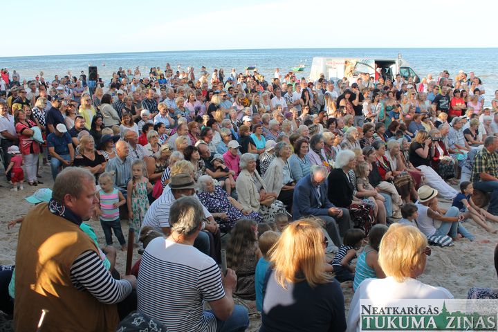 Ragaciemā jau sesto gadu ļaudis pulcējas uz brīvdabas teātra izrādi /FOTO/