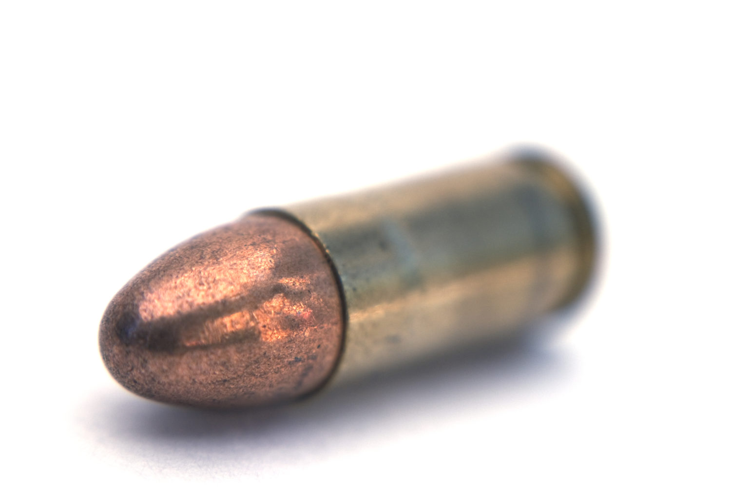 Aiztur par ieroču glabāšanu un viltotas naudas mainīšanu