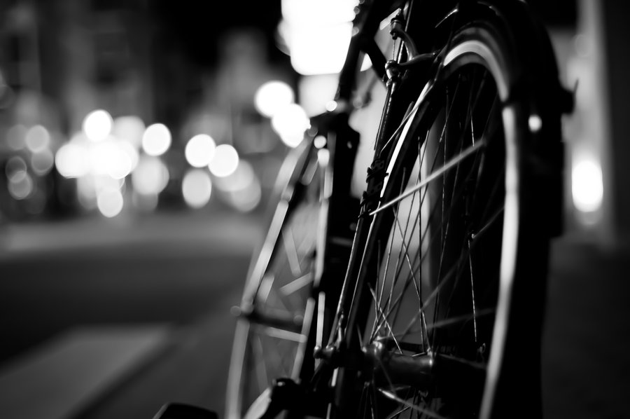 Lauktehnikas aplī šoferis tumsā uzbrauc velosipēdistei un aizbēg