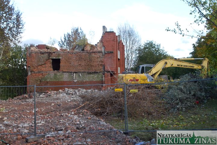 Sākta Spartaka ielas grausta nojaukšana