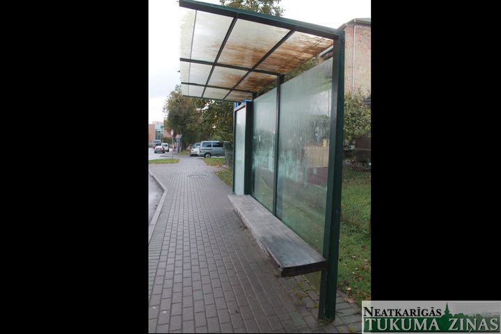 Stikla pieturas Tukumā tiekot mazgātas vismaz divreiz gadā