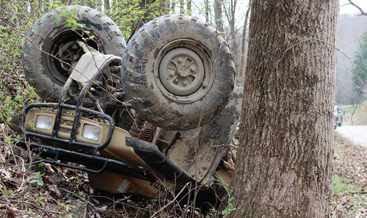 Lestenē kvadriciklists iebraucis kokā