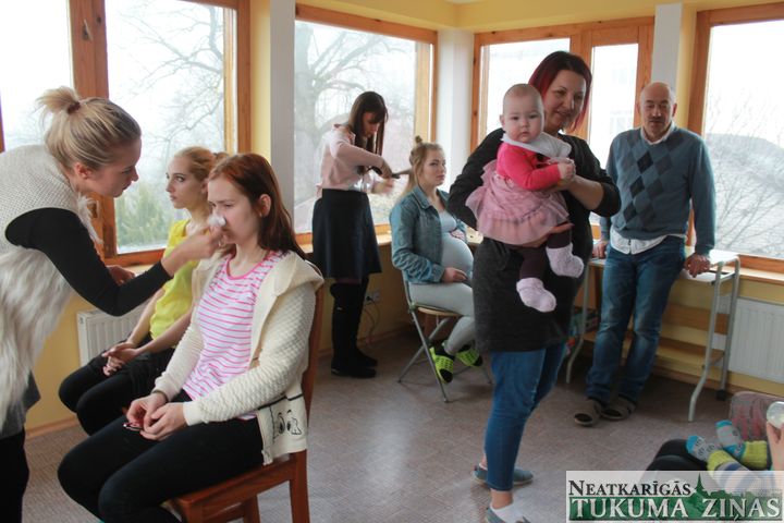 Studenti no Rīgas sagādā patīkamu pārsteigumu Tukuma Bēbīšu mājā