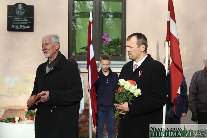 Pie Cēres skolas atklāj plāksni pulkvežleitnanta Jāņa Brieža piemiņai /FOTO/
