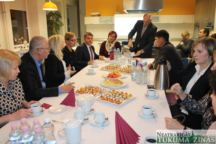 Saeima klātienē iepazīstas ar Kandavas intnernātvidusskolu