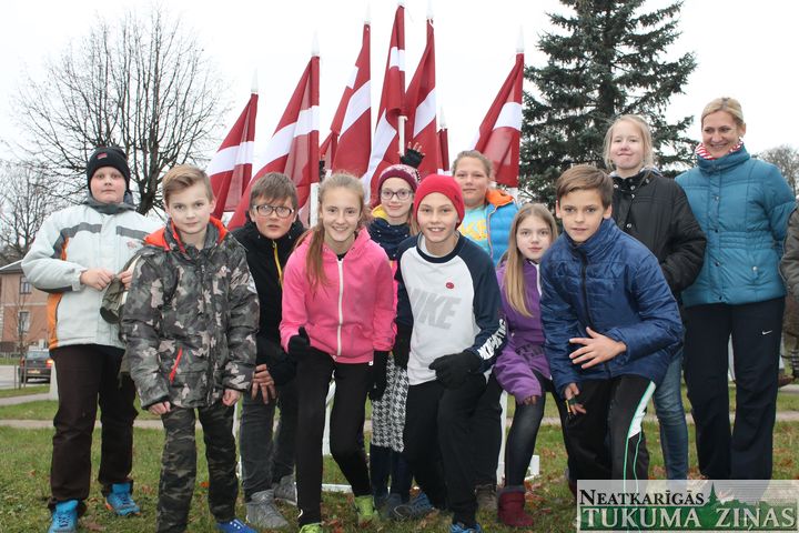 Kandavas skolēni vienojas Lāčplēša skrējienā /FOTO/