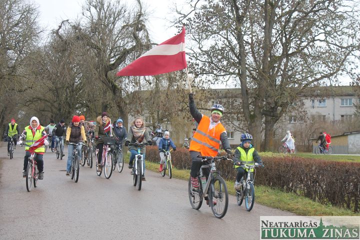 Pūrenieku tradīcija valsts svētkos jau desmito gadu – velobrauciens /FOTO/