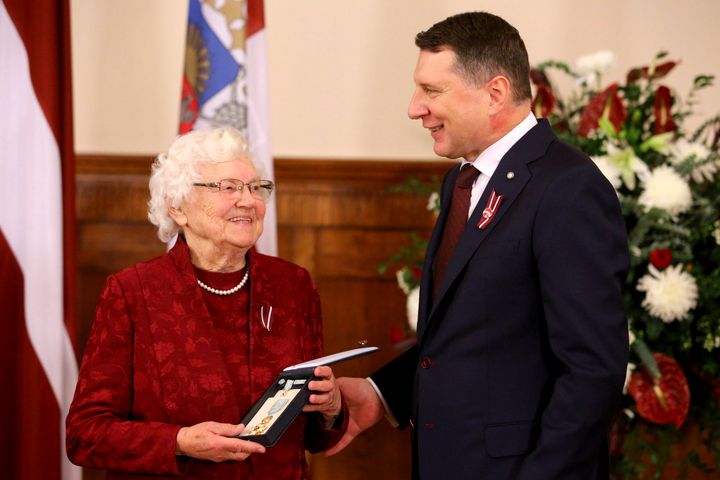 Tukuma Raiņa ģimnāzijas skolotājai Tijai Kalniņai pasniegts Triju Zvaigžņu ordenis /FOTO/