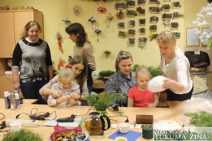 Vecāki piedalās Tukuma Mākslas skolas radošajās darbnīcās /FOTO/