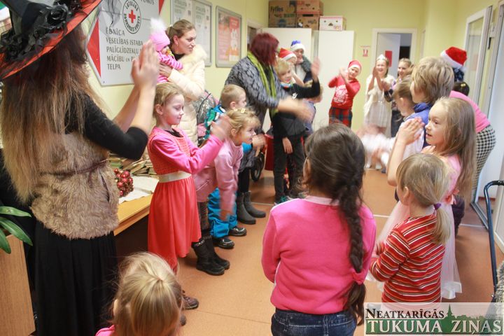 Tukuma Sarkanais Krusts sarūpē svētkus ģimenēm ar bērniem /FOTO/