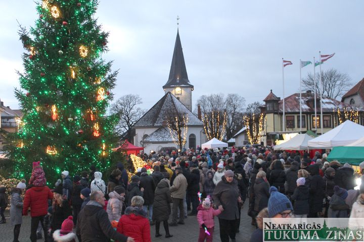 Tukumā iemirdzas lielā svētku egle! /FOTO/