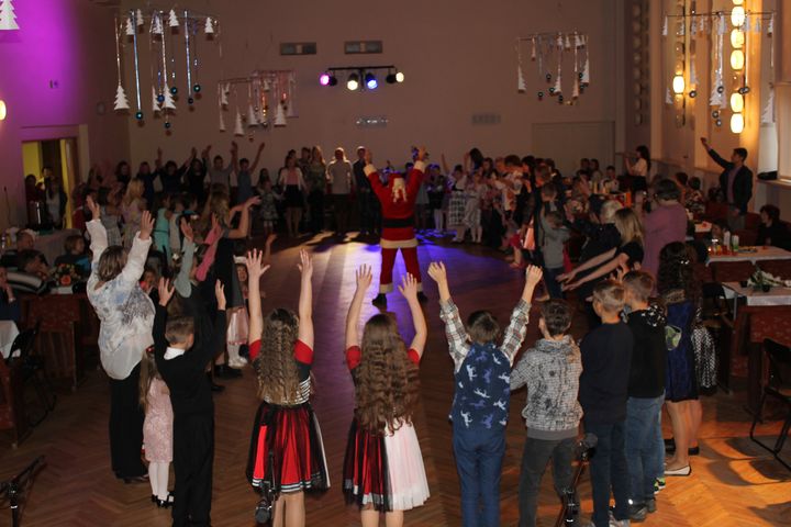 Audžuģimeņu un aizbildņu kustības svētki Valdeķos /FOTO/