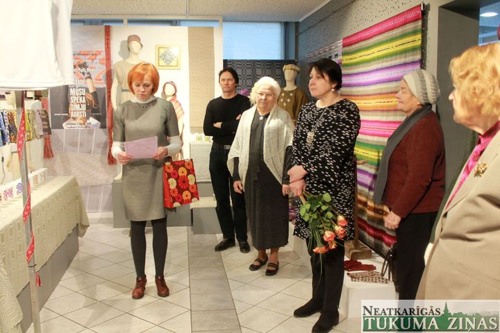 Tukumā atklāta Saldus aušanas meistaru izstāde /FOTO/