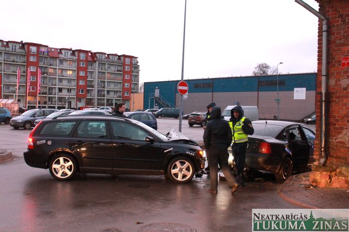Tukumā mašīna izraisa avāriju, izbraucot no stāvlaukuma, Viesatās bērns izskrien uz ceļa braucoša busa priekšā