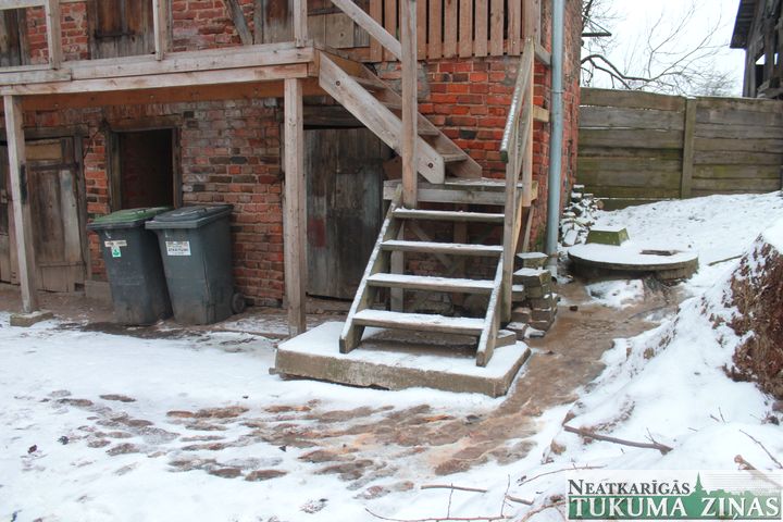 Tukuma vecpilsētā kavējas izvest izlejamo bedri