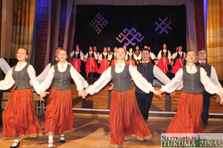 Jauniešu deju kolektīvs «Imuliņa» draugu koncertā Kandavā /FOTO/