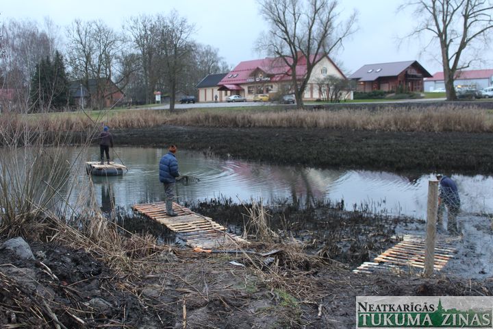 Jaunpilī pilnā sparā rit Pasta dīķa tīrīšana